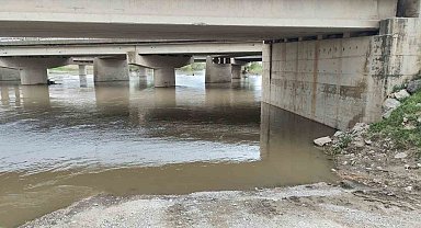 Yağmurdan yükselen dere, aracıyla köprü altından geçmek isteyen yaşlı adamı yuttu