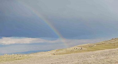 Yağmursuz havada ortaya çıkan gökkuşağı hayran bıraktı