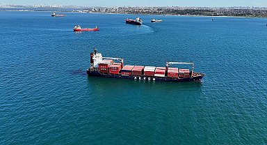 Yalılara metreler kala karaya oturan gemi havadan görüntülendi