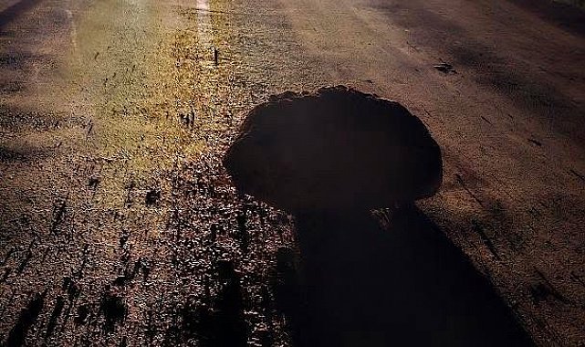 Yamaçtan kopan kaya parçaları Karabük-Yenice kara yoluna düştü
