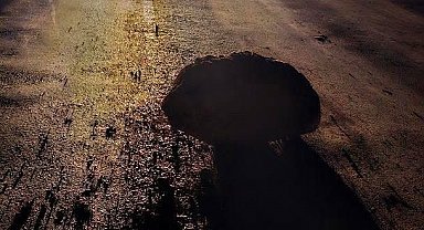 Yamaçtan kopan kaya parçaları Karabük-Yenice kara yoluna düştü