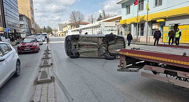 Yan yatan otomobilin sürücüsü kazadan yara almadan kurtuldu