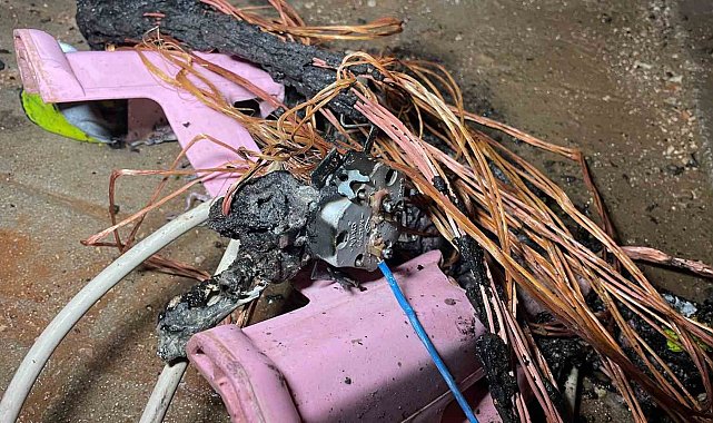 Yanan elektrik kablosu korkuttu