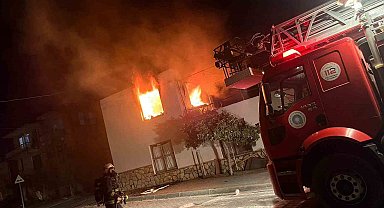 Yanan evde dumandan etkilenen iki çocuk hastaneye kaldırıldı