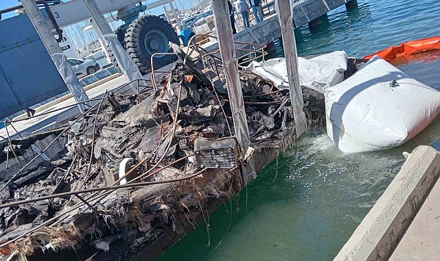 Yanan teknelerin enkazları kaldırılıyor