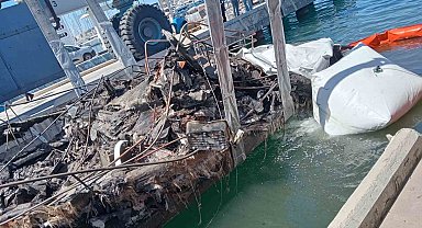 Yanan teknelerin enkazları kaldırılıyor