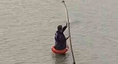 Yapay gölette mahsur kalan tilkiyi itfaiye kurtardı