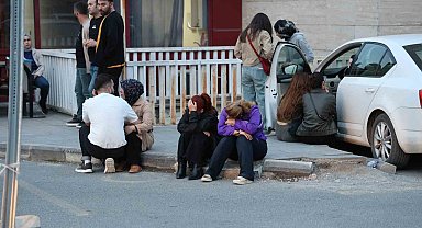 Yaralı öğrencilerin ailelerinin hastane önündeki bekleyişi sürüyor