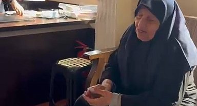 Yaşlı kadının pazarda kaybettiği cüzdanı zabıta ekipleri bulup sahibine teslim etti