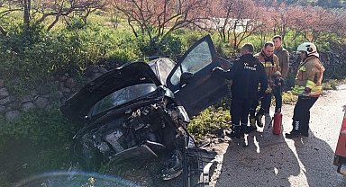 Yayladağı'nda bahçe duvarına çarpan otomobil hurdaya döndü