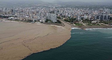 Yaylalardaki sel dereleri coşturdu, Akdeniz'i kahverengiye bürüdü