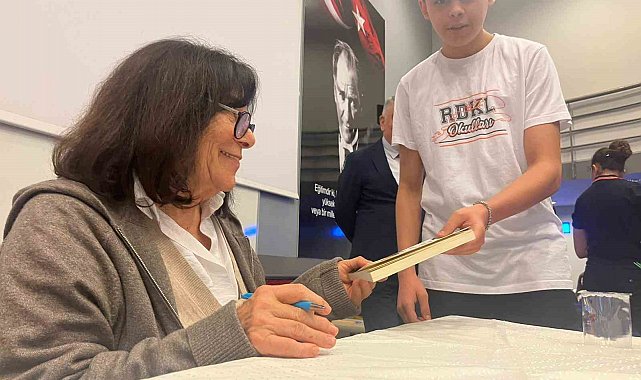 Yazar Latife Tekin, İzmir'de lise öğrencileriyle buluştu