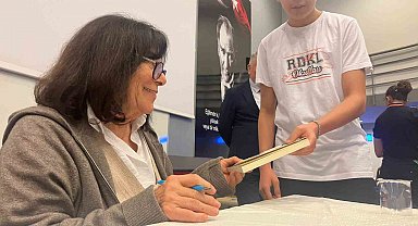 Yazar Latife Tekin, İzmir'de lise öğrencileriyle buluştu