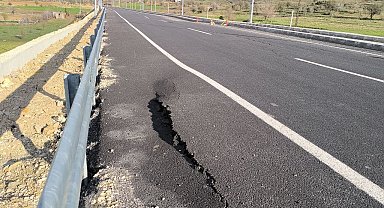 Yeni yapılan yolda çatlak ve göçükler oluştu
