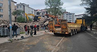 Yıkım esnasında iş makinesi devrildi