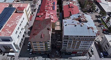 Yıkım esnasında zarar görüp tahliye edilmişti, tehlike saçmaya devam ediyor