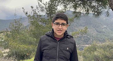 Yıpranan bayrağı fark eden öğrenci, yenisiyle değiştirdi