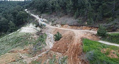 Yol çöktü, mahalleli 3 aydır tarlasına yürüyerek gidiyor