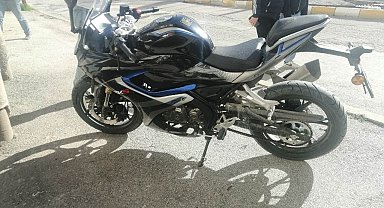 Yola savrulan motosikletin sürücüsü kaskı sayesinde kurtuldu