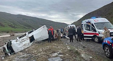 Yolcu minibüsü dere yatağına yuvarlandı: 16 yaralı