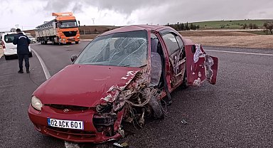 Yolda kayan araç karşı şeride geçerek araçla çarpıştı: 2 yaralı