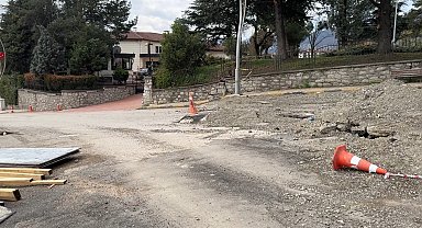 Yolda oluşan çatlaklar valilik konutunu geçici olarak boşalttırıyor