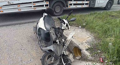 Yoldan çıkan motosikletten düşen 1'i çocuk 3 kişi yaralandı