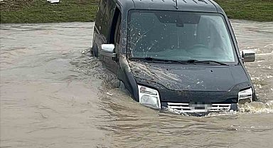 Yolunu kaybetti, aracıyla çayı geçmeye çalışırken suda mahsur kaldı