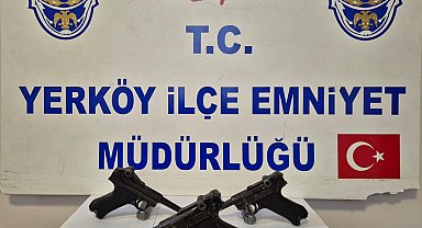 Yozgat'ta 2 şüphelinin üzerinde asırlık 3 tabanca ele geçirildi