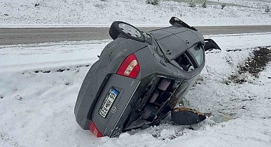 Yozgat'ta otomobil yan yattı: 4 yaralı