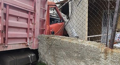 Yük kamyonu duvarı aşıp eve daldı