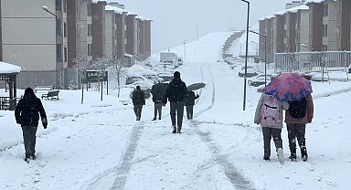 Yüksekova nisan ayında karla kaplandı
