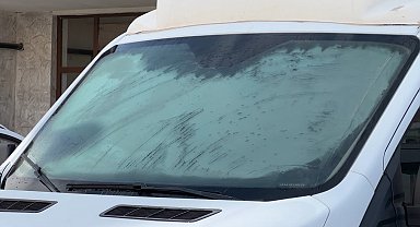 Yüksekova'da dondurucu soğuklar: Araçlar ve çatılar buz tuttu