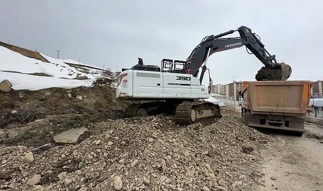 Yüksekova'da heyelan bölgesinde çalışmalar sürüyor