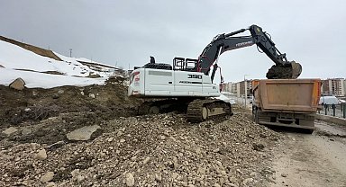 Yüksekova'da heyelan bölgesinde çalışmalar sürüyor