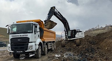 Yüksekova'da heyelan nedeniyle tek şeridi 19 gündür kapalı olan yol temizleniyor