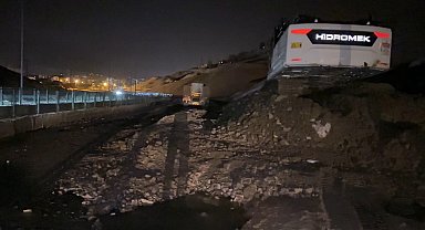 Yüksekova'da heyelan: Pizok yolu trafiğe kapatıldı