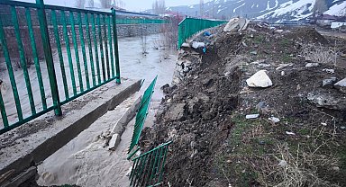 Yüksekova'da istinat duvarı çöktü