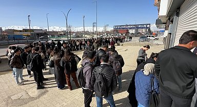 Yüksekova'da kütüphane önünde kuyruk