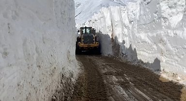 Yüksekova'da nisan ayında 6 metrelik kar tünelleri