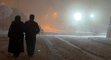 Yüksekova'da nisan karı: İlçe yeniden beyaza büründü, kartpostallık görüntüler ortaya çıktı