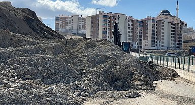 Yüksekova'da toprak kayması: Pizok yolu 18 gündür kapalı