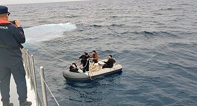Yunanistan'ın geri ittiği 6 göçmen kurtarıldı, 1 göçmen kaçakçısı yakalandı