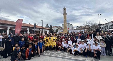 Yüzlerce kişi sağlıklı yaşama dikkat çekmek için yürüdü