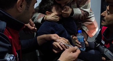 Yüzük çıkarma operasyonunda gözyaşlarına boğulan çocuğu annesi ve itfaiye ekipleri teselli etti
