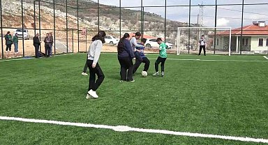 Zey köyünde çocuklar tozdan ve çamurdan kurtulup halı sahaya kavuştu