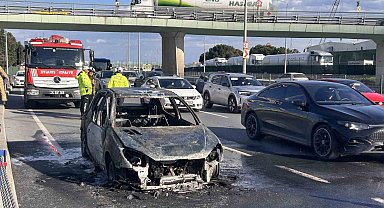 Zeytinburnu sahil yolunda otomobil alev alev yandı