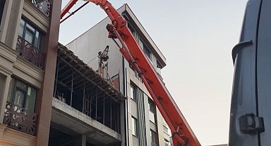 Zeytinburnu'nda beton dökme çalışması sırasında yan binanın duvarı çöktü