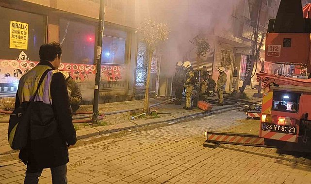 Zeytinburnu'nda gece saatlerinde hareketli dakikalar: Tekstil atölyesindeki yangın paniğe yol açtı