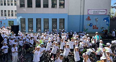 Zeytinburnu'nda "Mektepten Meclise Pedal" bisiklet turu renkli görüntülere sahne oldu